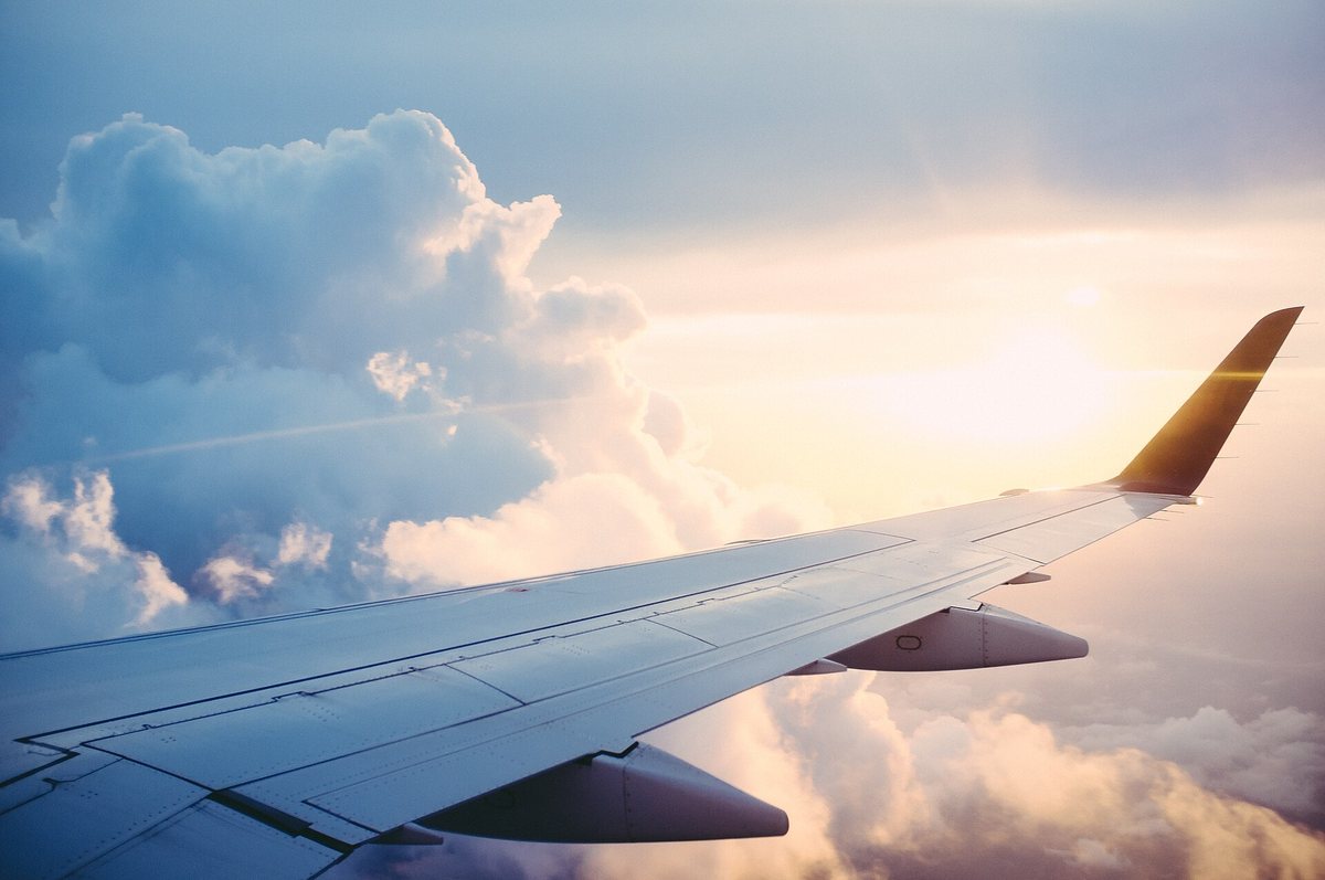 空を背景にした飛行機の翼の先端