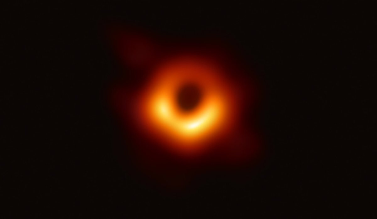 La primera imagen de un agujero negro: un anillo naranja brillante rodea una sombra oscura en el centro de la galaxia M87.