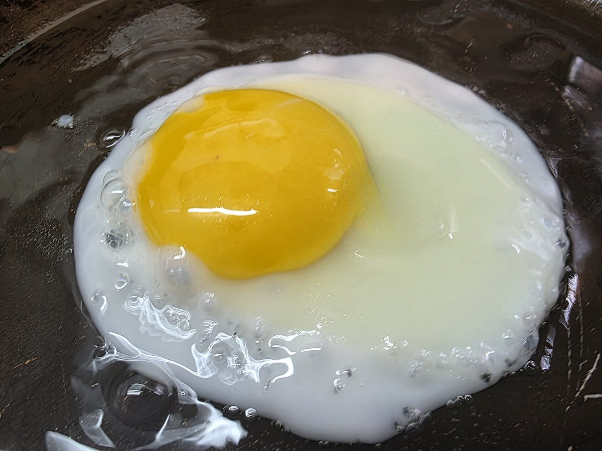 フライパンで焼いている目玉焼き