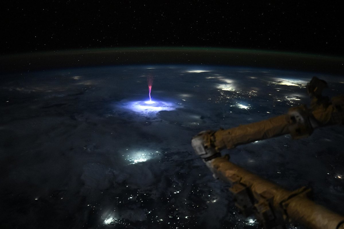 国際宇宙ステーションからニコール・エアーズ飛行士が撮影した、地球の上空に発生した巨大ジェットの写真。