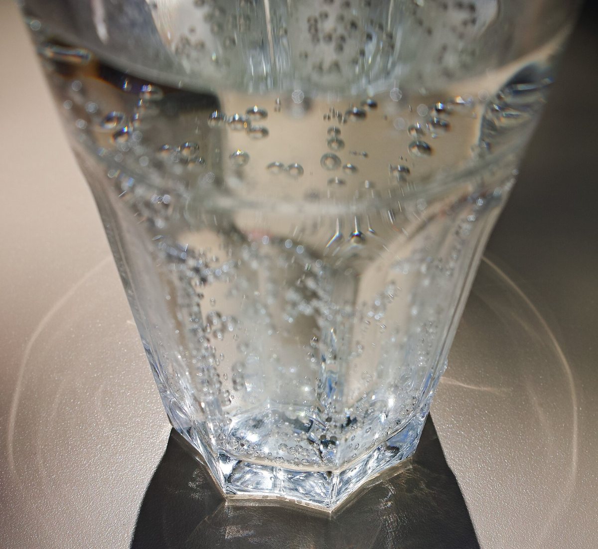 裝著氣泡水、泡泡不斷往上冒的玻璃杯