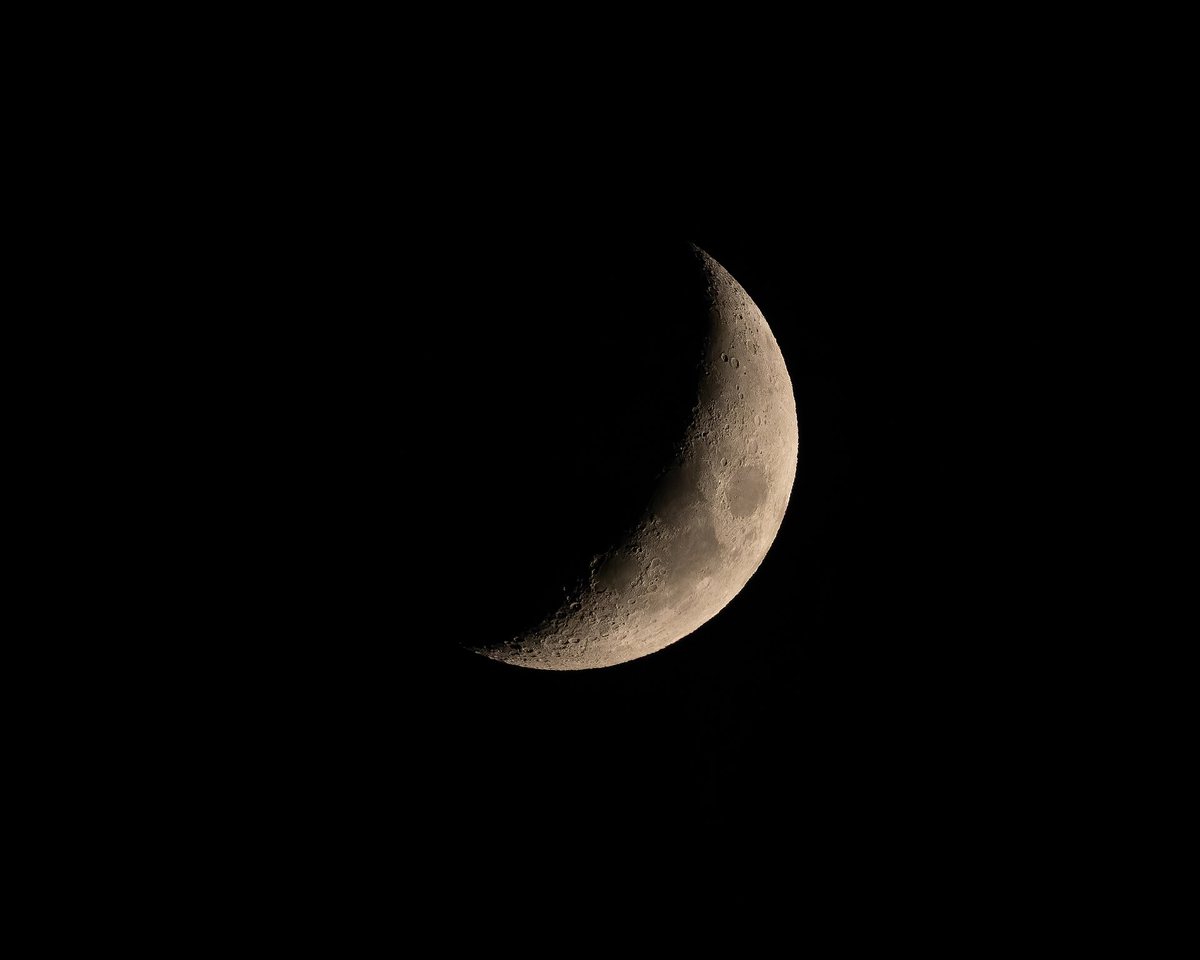 夜空に浮かぶ細い三日月