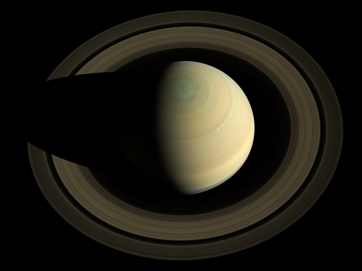 NASAの探査機カッシーニが2013年10月10日に撮影した土星の輪を真上から見た画像