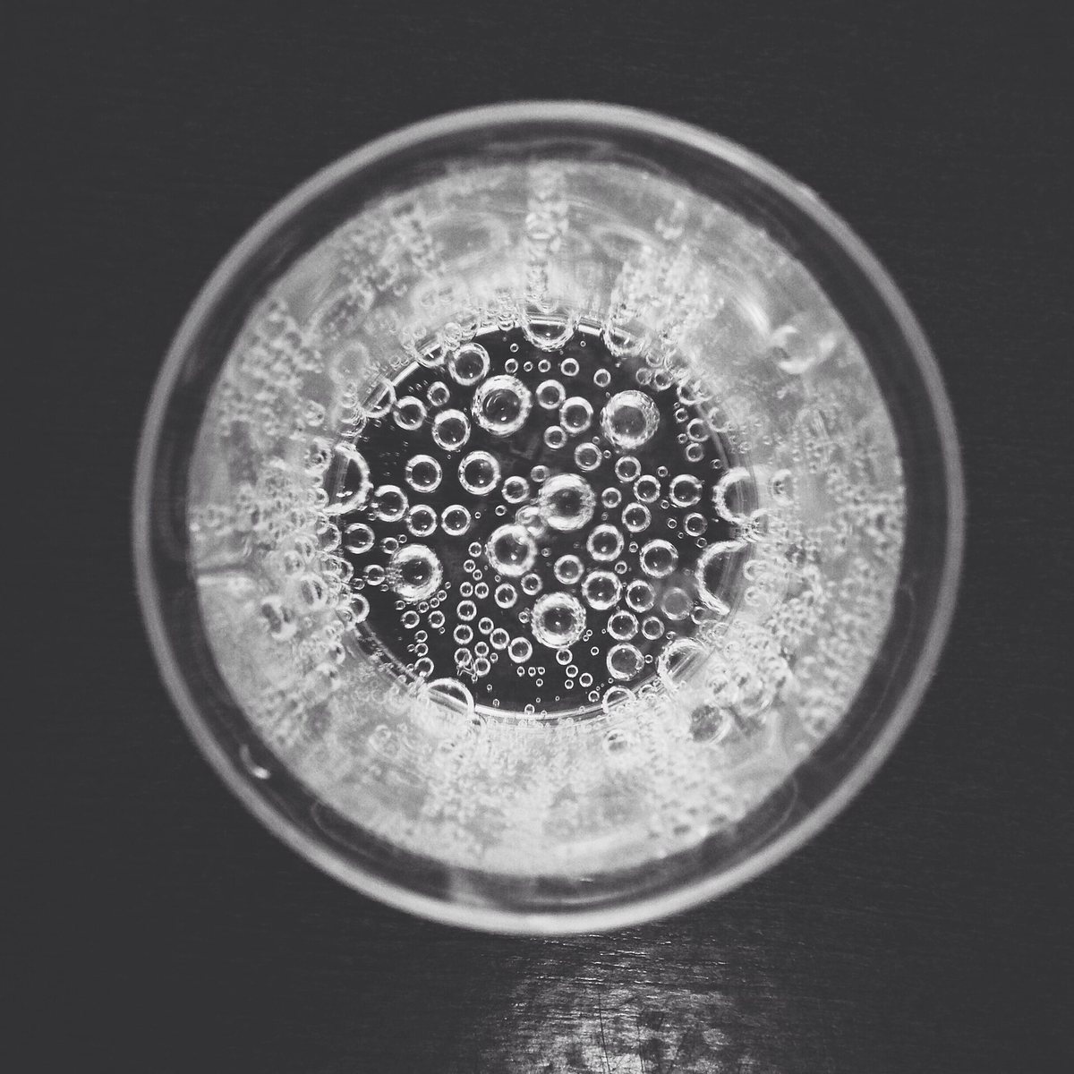 上から見たコップの炭酸水。コップのかべにそって小さな泡がたくさんついている